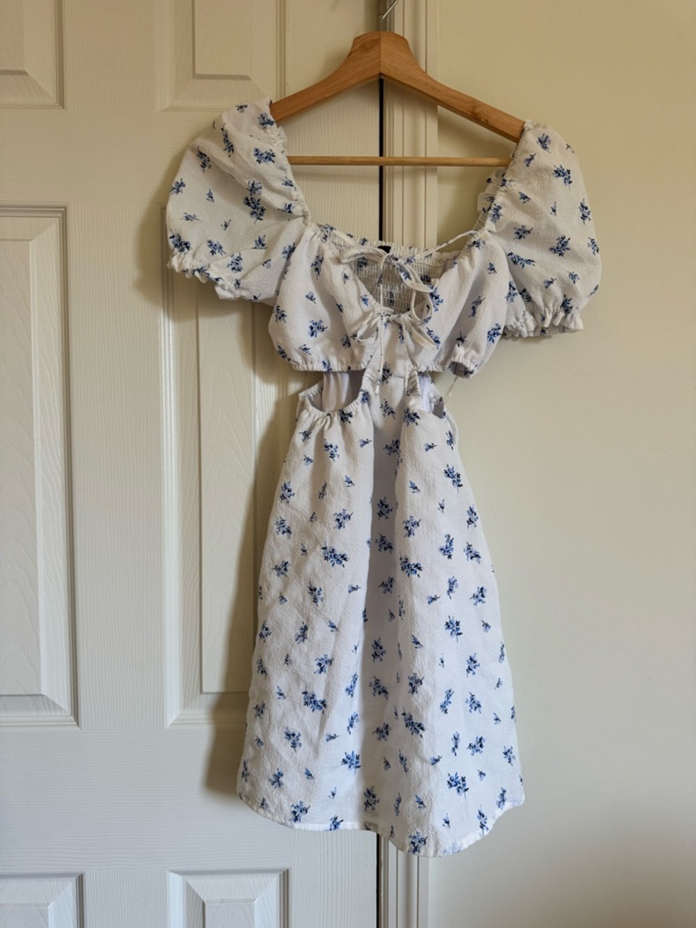 🌐WHITE FLORAL MINI DRESS WITH BOWS AND CUTOUT🌐